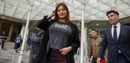 Elisa Mouliaá, acompañada de su abogado, en los juzgados de Plaza de Castilla en Madrid.&nbsp;