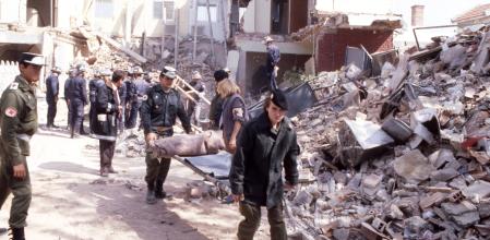 Madrid, 13-4-1985.- Rescate de las víctimas del atentado que ha destruido el restaurante 'El Descanso', situado en el kilómetro 14,200 de la N-II, tras la explosión de un artefacto compuesto por alrededor de entre cinco y 15 kilos de explosivos oculto en una bolsa de deportes dejada debajo de la barra, junto a la puerta de los lavabos. El balance provisional son 18 personas fallecidas y 82 heridas, catorce de ellos ciudadanos de Estados Unidos de la Base aérea de Torrejón de Ardoz. EFE/Mondelo