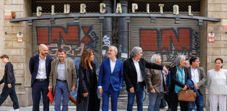 El alcalde Jaume Collboni, flanqueado por el gerente de Urbanismo, Joan Cambronero; el concejal de Ciutat Vella, Albert Batlle; la presidenta de Adetca, Isabel Vidal; el concejal de Cultura, Xavier Marcé; el vicepresidente de Adetca Toni Albaladejo; la vicepresidenta de Amics de la Rambla Roser Tiana y el comisionado del Pacte per Ciutat Vella&nbsp;Ivan Pera, delante del Club Capitol