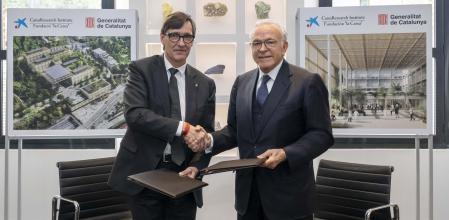 Firma del acuerdo de colaboración entre la Generalitat de Catalunya y la Fundació La Caixa, con sus dos presidentes, Salvador Illa e Isidro Fainé.&nbsp;