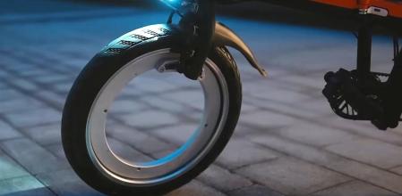 Se trata de la primera bicicleta eléctrica plegable del mundo con la rueda delantera sin radios ni buje.