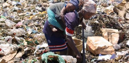 Vertedero de Antananarivo, Madagascar, donde no hay gestión de los residuos plásticos y muchas familias viven de lo que se encuentra allí