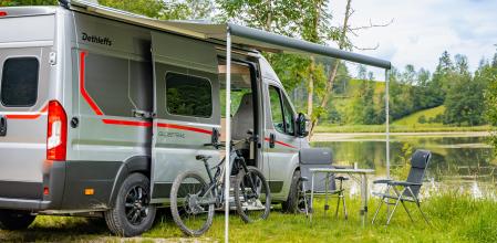 Se puede montar un toldo que facilita la vida fuera del vehículo cuando hace sol&nbsp;