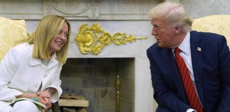 Donald Trump se reúne con la primera ministra italiana, Giorgia Meloni, en el Despacho Oval de la Casa Blanca. 