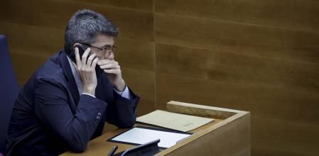 El presidente de la Generalitat, Carlos Mazón, habla por teléfono durante el pleno de esta semana.