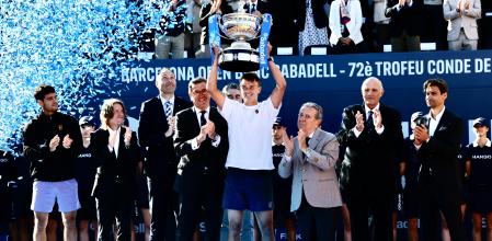 Rune levanta el trofeo tras su victoria este domingo en Barcelona