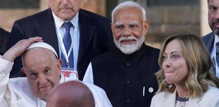 Francisco, con el primer ministro indio, Narendra Modi, y la primera ministra italiana, Giorgia Meloni, en una cumbre del G7 en Puglia, el año pasado