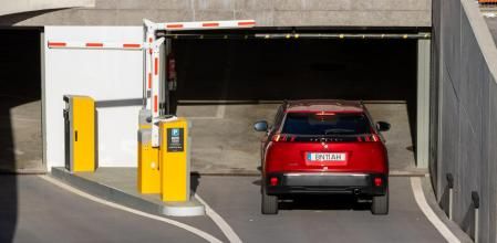 Un coche entra en el aparcamiento de una terminal de aeropuerto&nbsp;