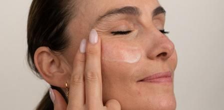 Utilizar un sérum con ácido azelaico calma los brotes de rosácea