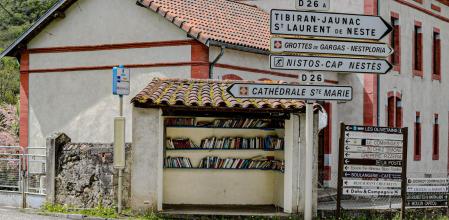 Parada de bus y de libros.