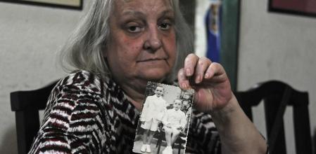 La hermana del Papa, María Elena Bergoglio, en su humilde casa de Ituzaingó (Buenos Aires) en el 2013, mostrando una foto de su hermano Jorge y ella cuando eran niños. EFE/ Enrique García Medina