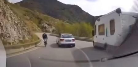 Momento en el que uno de los ciclistas y un coche adelantan a una autocaravana de forma antirreglamentaria&nbsp;