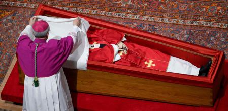 El rito de la 'velatio' antes de sellar el féretro del Papa Francisco en la víspera de su funeral en el Vaticano