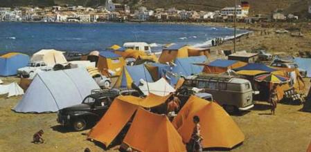 Tiendas plantadas junto a la playa de Port de la Selva, en 1965
