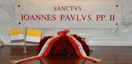 Actual tumba de Juan Pablo II en la basílica de San Pedro del Vaticano. Del 2005 al 2011 estuvo enterrado en las grutas vaticanas, que están bajo la basílica 