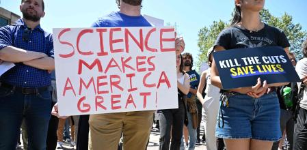 Científicos y estudiantes se manifiestan a favor de la investigación, el 8 de abril, en la Universidad de California en Los Ángeles