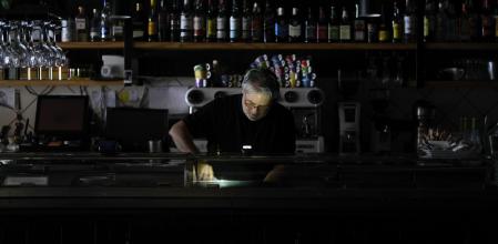 Interior de una tienda en Madrid, ayer durante el apagón