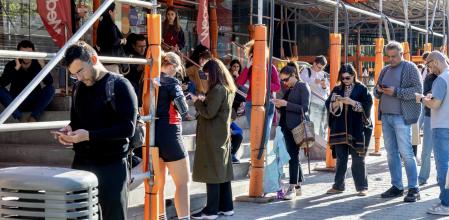 Cientos de ciudadanos se agolparon alrededor de puntos donde se podía acceder al WiFi de forma gratuita para tratar de comunicarse y acceder a información&nbsp;