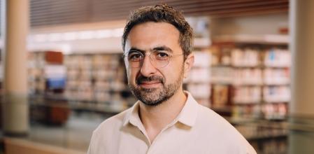 Mustafa Suleyman, investigador y empresario británico dedicado a la inteligencia artificial. Es CEO de Microsoft AI.