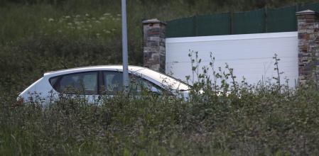 Policía local de Oviedo (norte de España) detuvo a un matrimonio por tener a sus tres hijos menores, dos gemelos de ocho años y otro niño de diez, encerrados en su vivienda en durante cuatro años y en condiciones insalubres, informaron a EFE este martes fuentes del Ayuntamiento. El matrimonio, que fue arrestado este lunes, está formado por un hombre alemán y una madre de doble nacionalidad, alemana y estadounidense. Ambos, con sus hijos, residían en una vivienda tipo chalet en las afueras de Oviedo