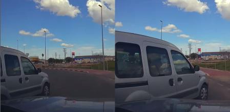 El momento en el que una furgoneta sale de una rotonda desde el carril interior y se cruza a última hora con un vehículo, al que obliga a dar un frenazo