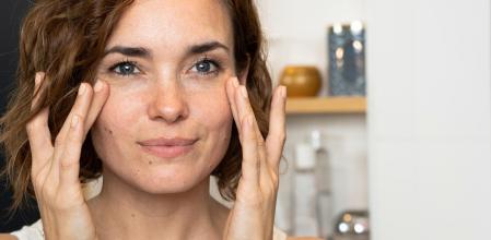 Mujer cuidándose la zona de las ojeras