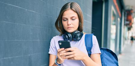 Una estudiante revisa su smartphone