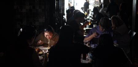 Imágenes de la situación vivida en algunos restaurantes durante el apagón generalizado, en Barcelona, 28 de Abril de 2025.