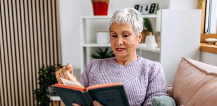 Una mujer lee un libro 