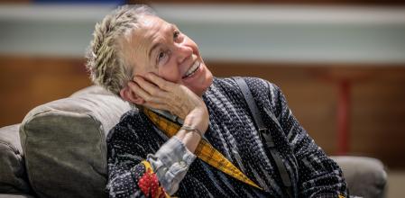 Laurie Anderson, en el hotel Catalonia Ramblas, en la calle Pelai, donde había estado la redacción de <i>Guyana Guardian</i>