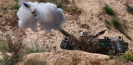 Una unidad de artillería móvil dispara hacia Gaza, vista desde Israel, el 6 de mayo de 2025&nbsp;