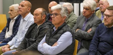 Los acusados, entre ellos el actual alcalde de Llíber, José Juan Reus (centro) y el exalcalde José Mas (izq.) durante el inicio del juicio.