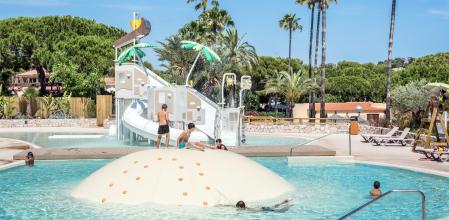 Las instalaciones del Stel de Roda de Berà incluyen un parque acuático, con piscinas temáticas, toboganes y zonas infantiles