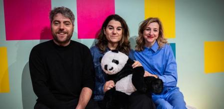 Marta Buchaca amb l’osset Kramig, entre Biel Duran i Anna Moliner 