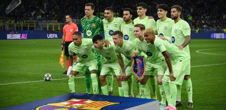 FC Barcelona players pose for a team picture before the start of the UEFA Champions League semi-final second leg football match between Inter Milan and FC Barcelona at the San Siro stadium in Milan on May 6, 2025. (Photo by PIERO CRUCIATTI / AFP)