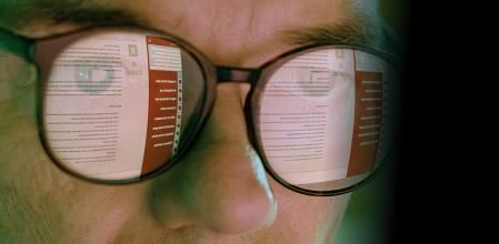 Hombre consultando ChatGPT.