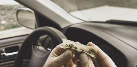 El consumo de drogas en un vehículo estacionado desata la polémica por sus riesgos para la seguridad vial y la salud pública