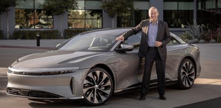 Peter Rawlinson, ex-CEO de Lucid Motors, posa junto a su gran creación: el Lucid Air.