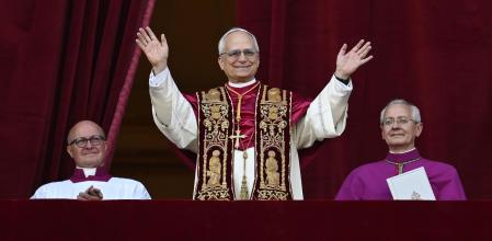 El nuevo Papa, León XIV, el cardenal Robert Francis Prevost de Chicago, saludando desde el balcón del Vaticano a los feligreses