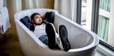 Orozco tomándose un respiro antes de la entrevista en una habitación del hotel ME de Barcelona