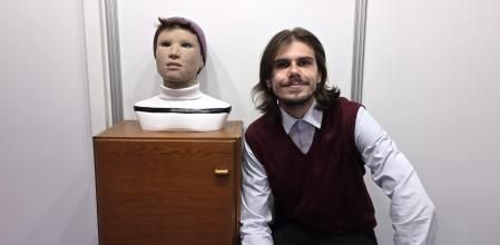 Erwan Molina, con un prototipo de su robot Arkeo.