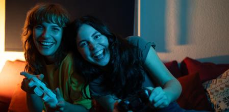 Dos chicas jugando a videojuegos.