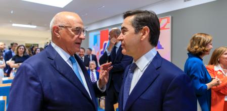 El presidente del Sabadell, Josep Oliu, con el del BBVA, Carlos Torres