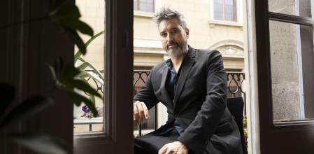 José Luis de Vicente, fotografiado en uno de los balcones de su casa en el Gòtic