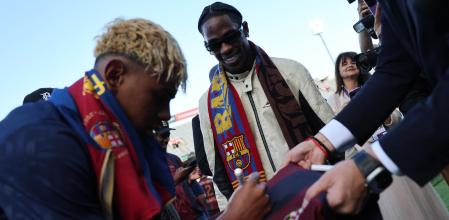 Soccer Football - LaLiga - FC Barcelona v Real Madrid - Estadi Olimpic Lluis Companys, Barcelona, Spain - May 11, 2025 FC Barcelona's Lamine Yamal signs an autograph as Travis Scott looks on REUTERS/Nacho Doce