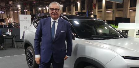 Aquile Bianchi posa en Automobile Barcelona frente al Sportequipe 6 GT, modelo que contará con una opción híbrida enchufable de 317 CV&nbsp;