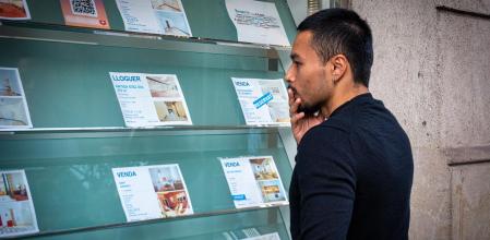 Una persona consulta precios en una inmobiliaria