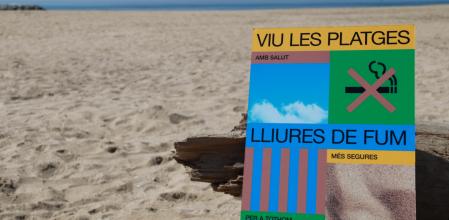 Campaña de prohibición de fumar en las playas impulsada por la Diputació .