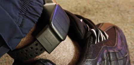 La tobillera que se utiliza para tener controlados a los presos en libertad vigilada .