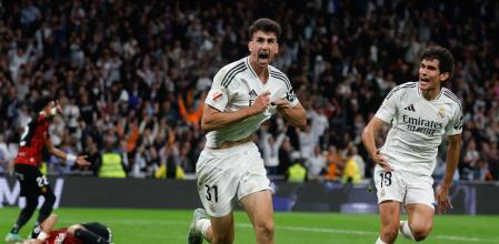Jacobo Ramón celebra junto a Jesús Vallejo el 2-1 en el Bernabéu